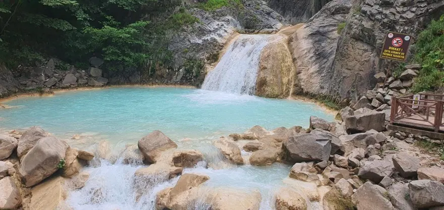 Turistlerin gözdesi Mavi Göl'ün son hali içler acısı 1