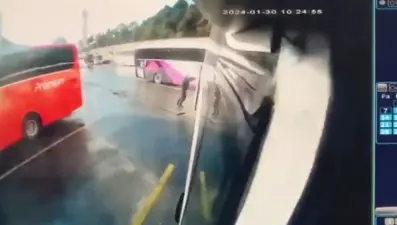 İstanbul'da otogarda iki otobüs böyle çarpıştı