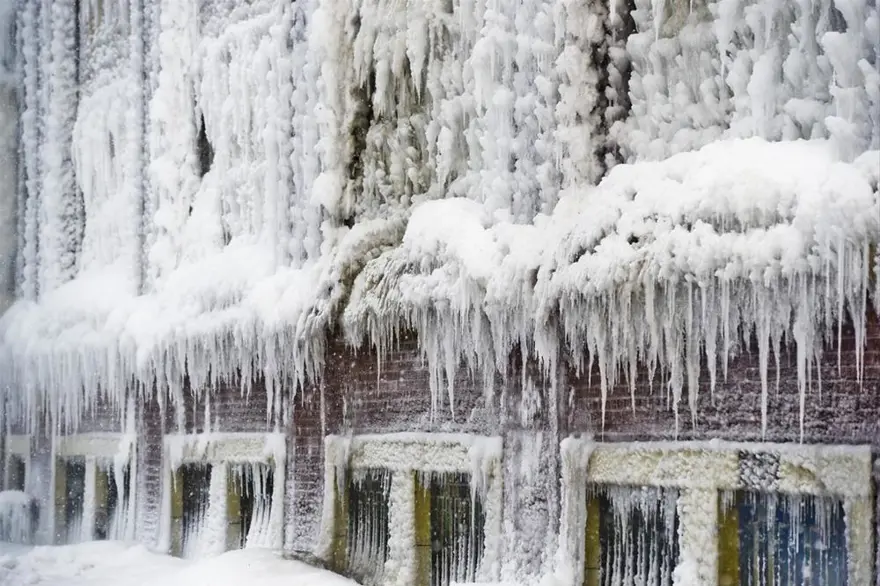 İtfaiyenin buzla mücadelesi 53