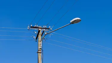 Elektrik direğine idrarını yaparken akıma kapılarak öldü