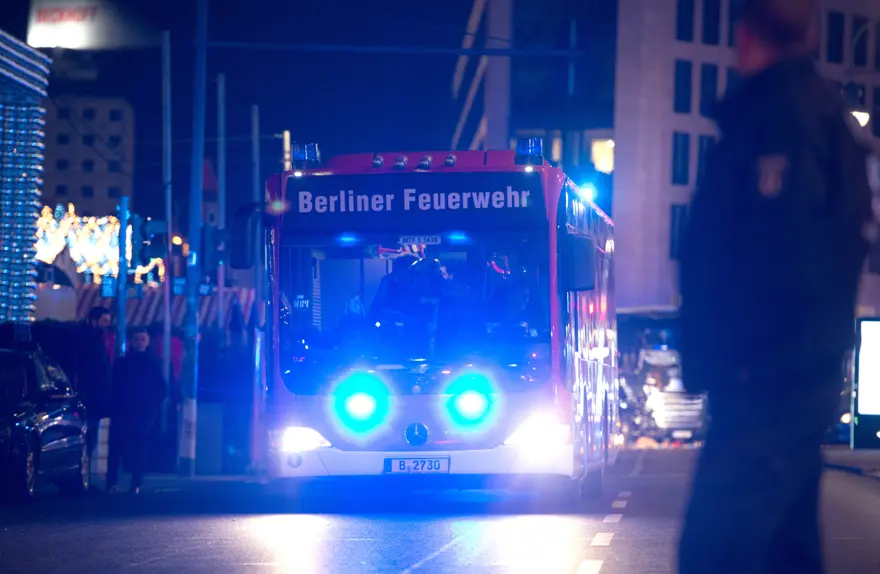 SON DAKİKA... Almanya'nın başkenti Berlin'de Noel pazarına TIR girdi 3