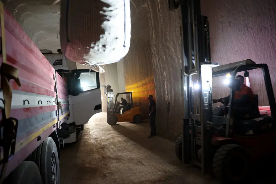 Mağaradan Türkiye'nin dört bir yanına dağıtım: Günde 600 TIR yanaşıyor 4 Mağaradan Türkiye'nin dört bir yanına dağıtım: Günde 600 TIR yanaşıyor 4