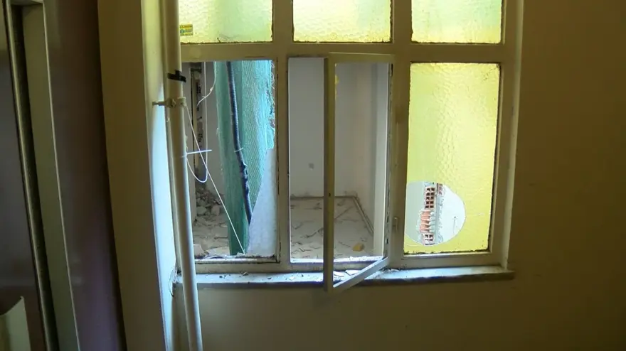 Kentsel dönüşümde yan binadaki dairenin duvarı yıkıldı 3