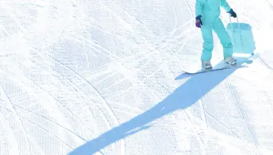 Ukraynalı turist görenleri şaşırttı: Palandöken'de bavulu ile snowboard yaptı