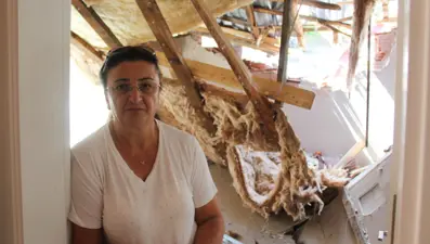 Yokuş çıkarken geri kayan kamyon evine çarptı, kendini dışarı atarak kurtuldu