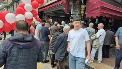 Bir liraya tavuk döner izdihamı