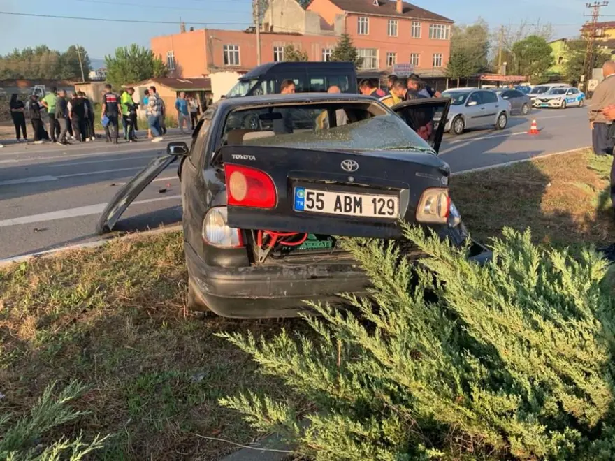 Otomobil, öğrenci servisi ile çarpıştı: 5 yaralı 