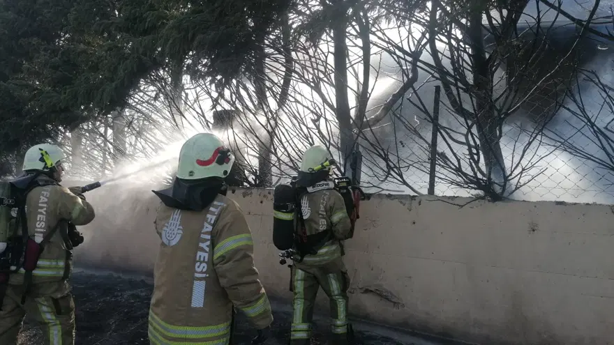 Silivri'de otluk alandaki yangın villaya sıçradı 4 Silivri'de otluk alandaki yangın villaya sıçradı 4