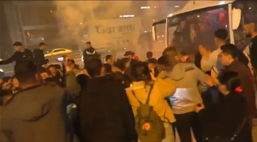 İstanbul’da D-100 trafiğini durduran şampiyonluk kutlaması 1