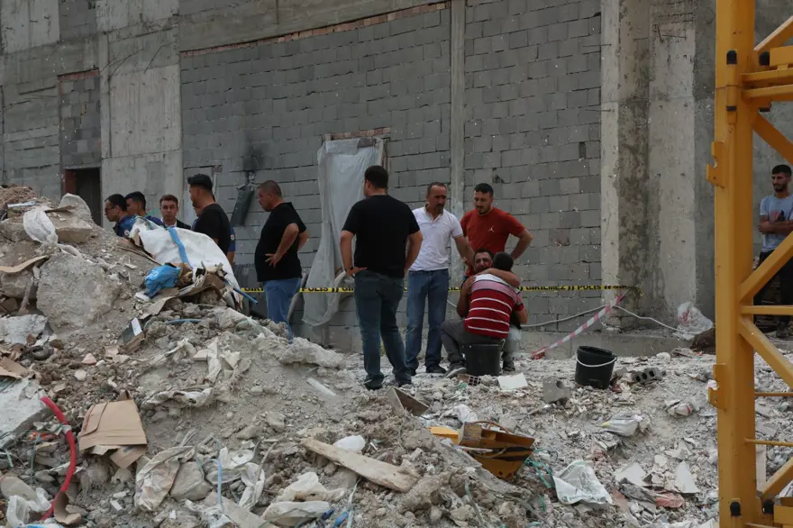 İnşaatta feci ölüm: Kule vinçteki demir sepet işçilerin üzerine düştü 2 İnşaatta feci ölüm: Kule vinçteki demir sepet işçilerin üzerine düştü 2