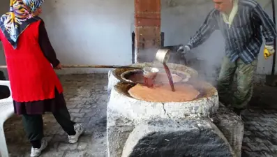 4 saat kazanlarda kaynatılıp, 24 saat dinlendiriliyor: Eski usulle yapımı sürüyor
