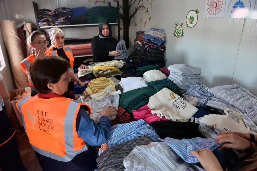 Hatay'da dikilen kıyafetler afetzede kadın ve çocuklara dağıtıldı 4