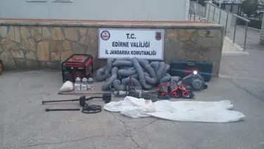 Definecileri elbiselerindeki toz toprak yakalattı