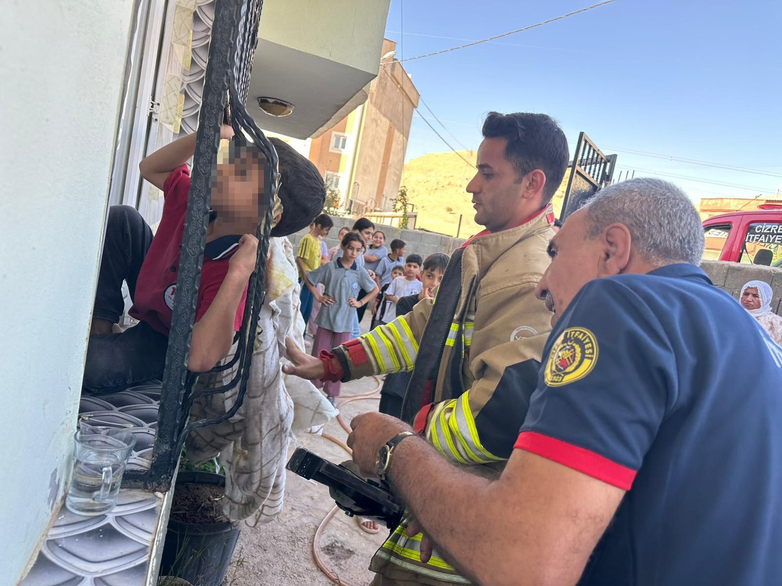 Kafasını korkuluğa sıkıştırdı: İtffaiye ekipleri kurtardı