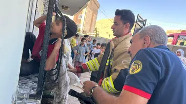 Kafasını korkuluğa sıkıştırdı: İtffaiye ekipleri kurtardı
