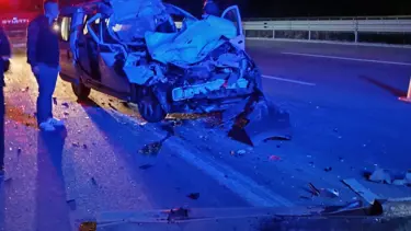 Otoyolda feci kaza: TIR’a çarptı, hurdaya döndü