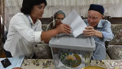 Özbekistan halkı genel seçim için sandık başında