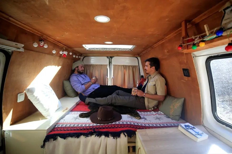 Otelimiz 5 değil milyon yıldızlı! Karavana dönüştürdükleri minibüsle Türkiye'yi geziyorlar 11