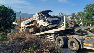 İş makinesini deviren sürücü faciayı engelledi