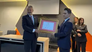 Hatay Büyükşehir Belediye Başkanı Mehmet Öntürk, mazbatasını aldı