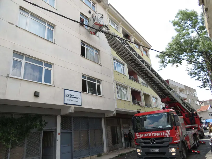 Ataşehir'deki yangında can pazarı: 3'ü çocuk 11 kişi kurtarılmayı bekledi 1