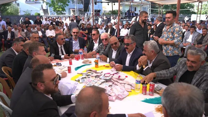 Aşiret düğününe 5 bin kişi katıldı, takı töreni4 saat sürdü (Para ve altınları 15 kişi saydı) 6