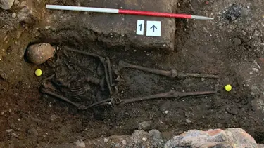 Kralı küçük bir mezara aceleyle gömdüler