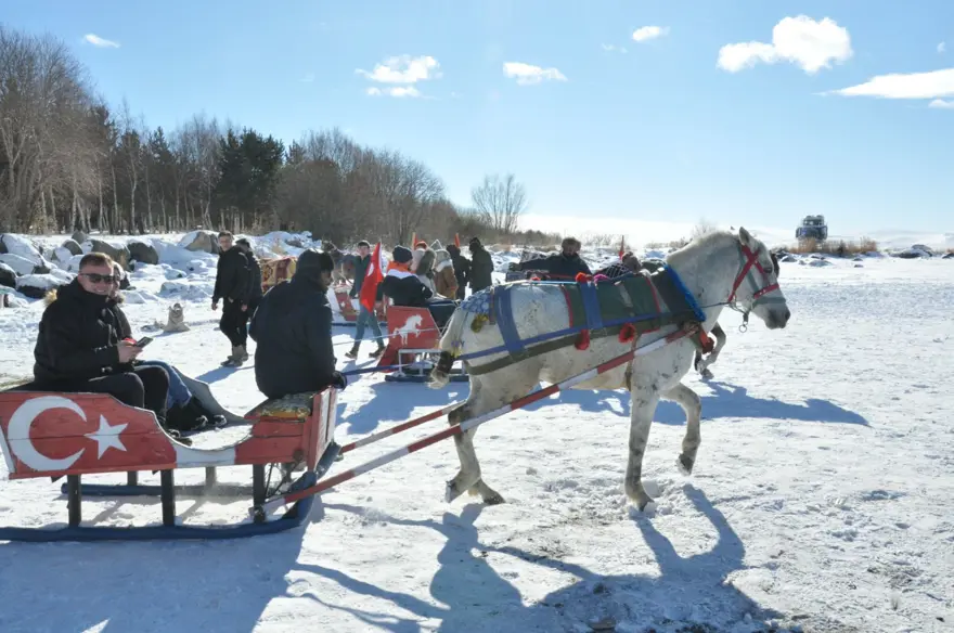 Çıldır gölü Fransız medyasını hayran bıraktı: Donmuş Türk gölü boyunca atlı kızak yolculuğu 10