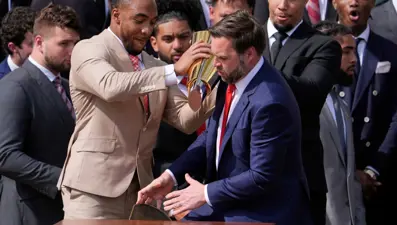 Vance’ın Beyaz Saray sakarlığı: Şampiyonluk kupasını düşürdü