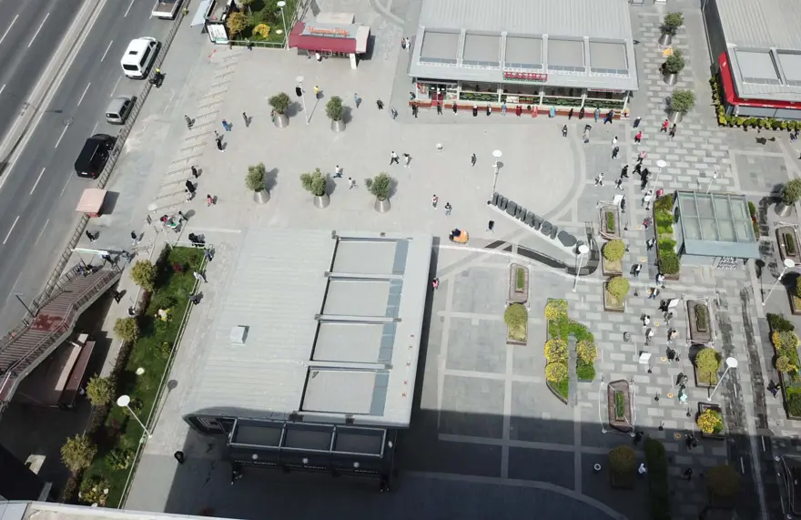 AVM önünde yine uzun kuyruklar oluştu 2 AVM önünde yine uzun kuyruklar oluştu 2