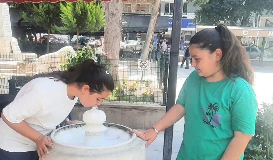 Bu ilçenin sokaklarındaki çeşmeden buz gibi doğal kaynak suyu akıyor Bu ilçenin sokaklarındaki çeşmeden buz gibi doğal kaynak suyu akıyor