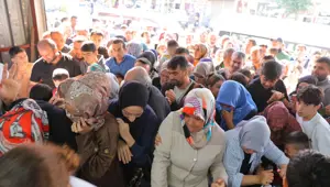 Giyim mağazasında indirim izdihama neden oldu