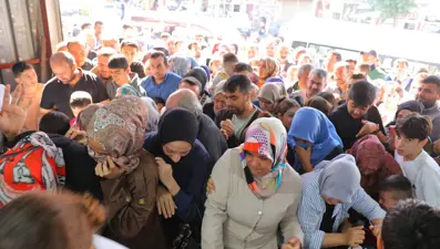 Giyim mağazasında indirim izdihama neden oldu