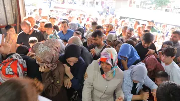 Giyim mağazasında indirim izdihama neden oldu