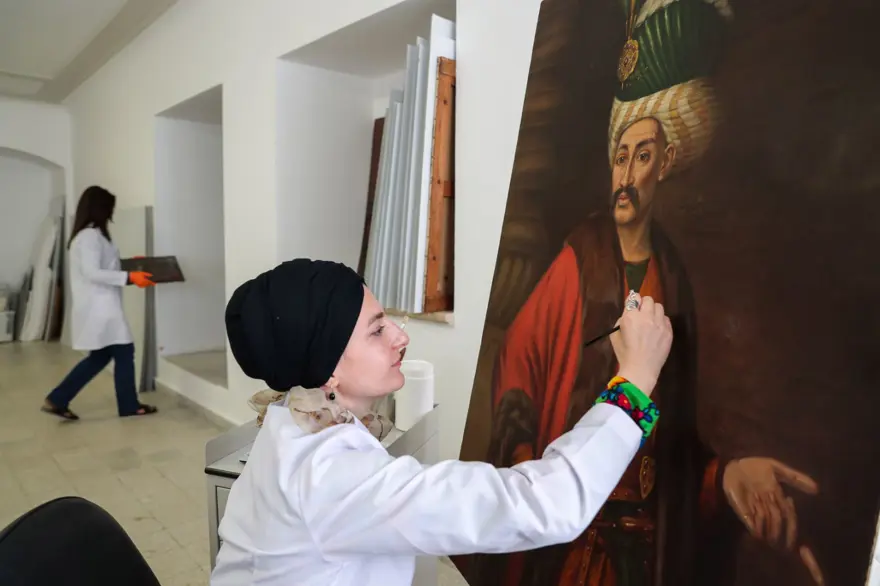 Topkapı Sarayı'nın deposundaki tablolara bakım 2