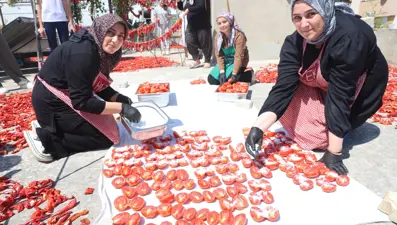 Kavurucu sıcakta yoğun mesai başladı: Kış aylarında sofraları süslüyor