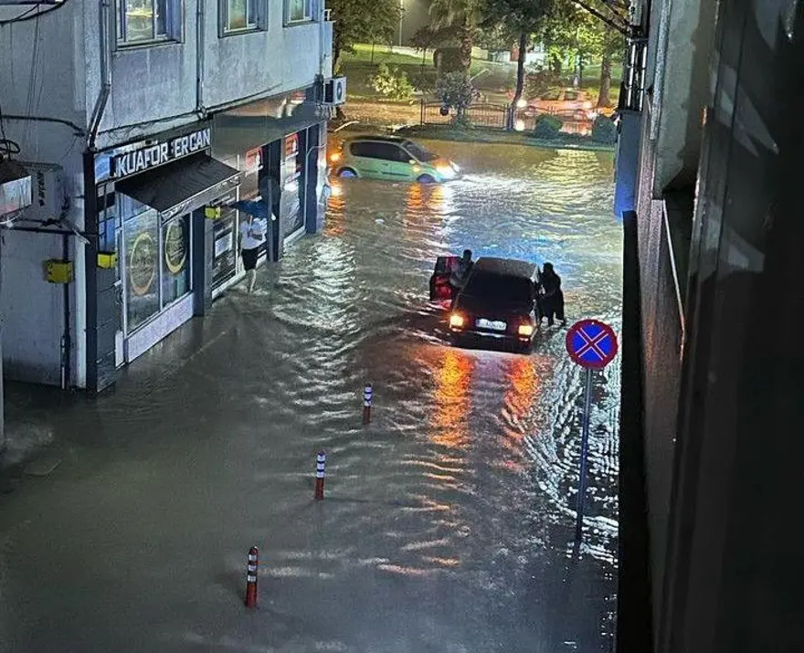 Şiddetli yağış sokakları göle çevirdi! Sel, su baskınları yaşanıyor, yağış gün boyu sürecek 9