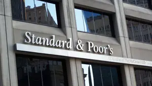 S&amp;P İngiltere’nin kredi notunu düşürdü