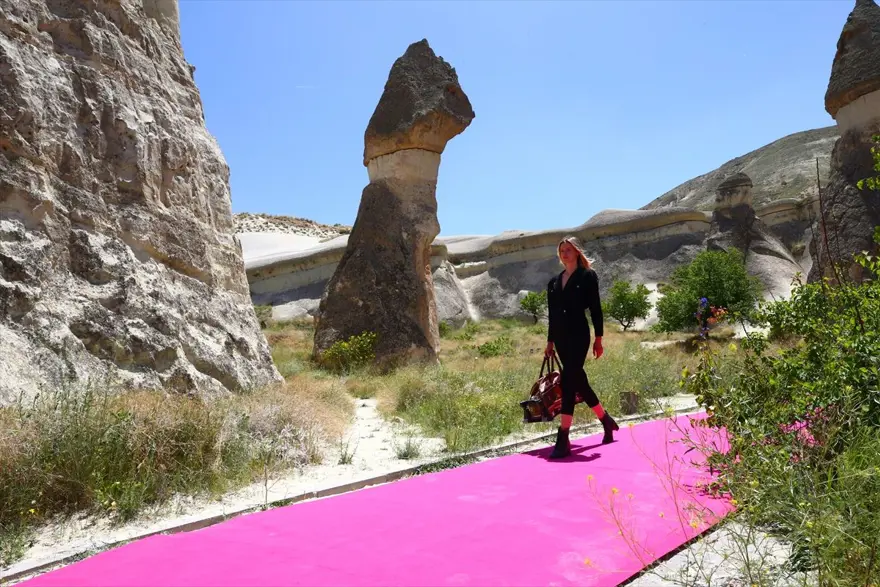 Kapadokya'da peribacaları arasında sonbahar kış sezonu defilesi düzenlendi 7 Kapadokya'da peribacaları arasında sonbahar kış sezonu defilesi düzenlendi 7