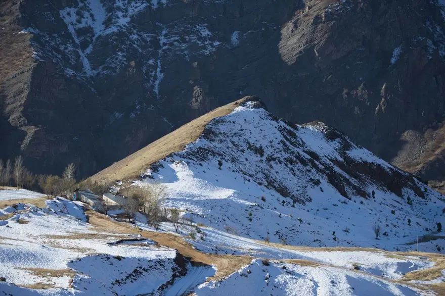 Tunceli'nin dağlarında kış, ovalarında sonbahar havası yaşanıyor 7 Tunceli'nin dağlarında kış, ovalarında sonbahar havası yaşanıyor 7