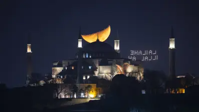 İstanbul'da yarım ay manzarası