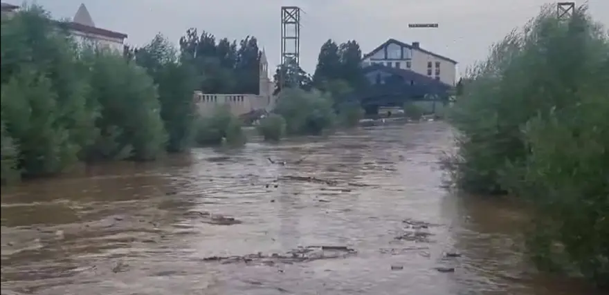 MİLLETVEKİLLERİ VE BELEDİYE BAŞKANI KÖYDE İNCELEMEDE BULUNDU 3 MİLLETVEKİLLERİ VE BELEDİYE BAŞKANI KÖYDE İNCELEMEDE BULUNDU 3