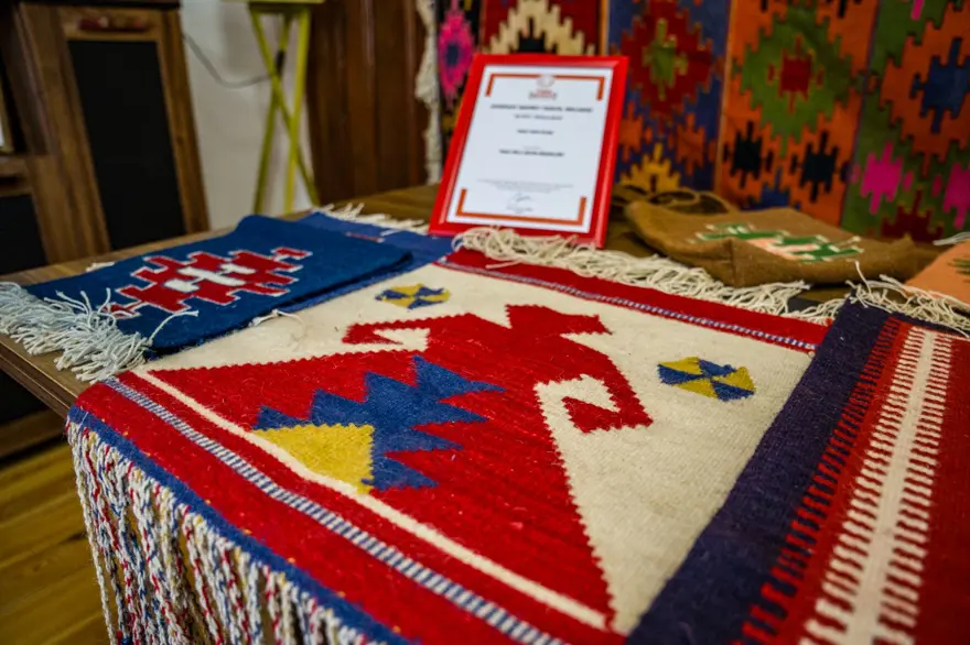 Kökleri Oğuzlara dayanan Kızık kilimi tescillendi: Kadınlara gelir kapısı oluyor 2 Kökleri Oğuzlara dayanan Kızık kilimi tescillendi: Kadınlara gelir kapısı oluyor 2