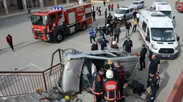 Malatya'da istinat duvarına çarpıp okul bahçesine düşen aracın sürücüsü yaralandı