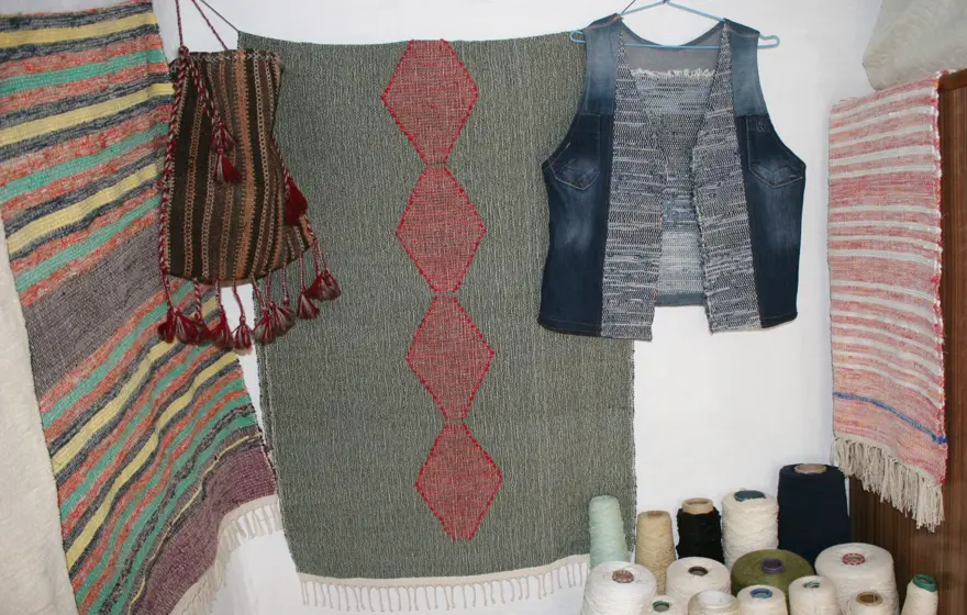 Eski giysilerin iplerinden harika eşyalar dokuyor 1 Eski giysilerin iplerinden harika eşyalar dokuyor 1