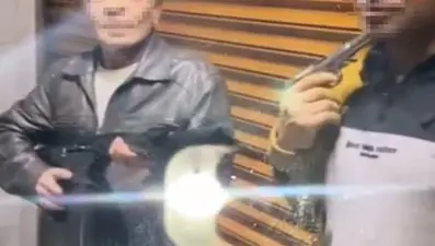 Arkadaşlarıyla şakalaşırken kendisini vurdu