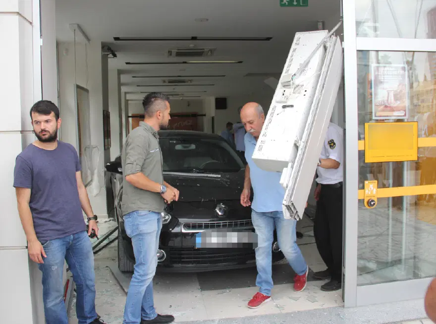 Otomobil bankaya girdi 2 Otomobil bankaya girdi 2