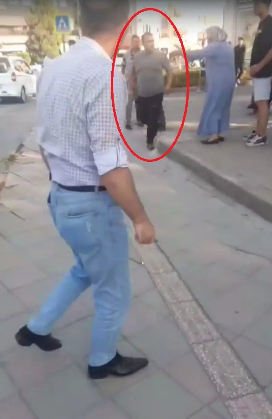 Arabasını tekmeleyen adamı, bıçakla kovaladı 4 Arabasını tekmeleyen adamı, bıçakla kovaladı 4