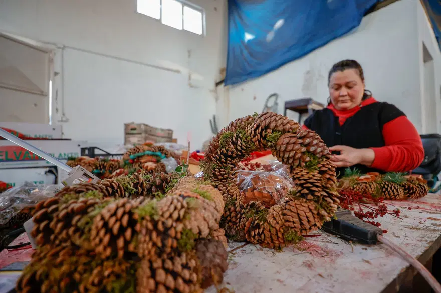Antalyalı kadınlar Avrupa'ya Noel çelengi üretiyor 10