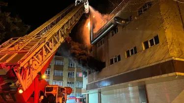 Avcılar’da tekstil imalathanesinde korkutan yangın: 4 katlı bina alev alev yandı
